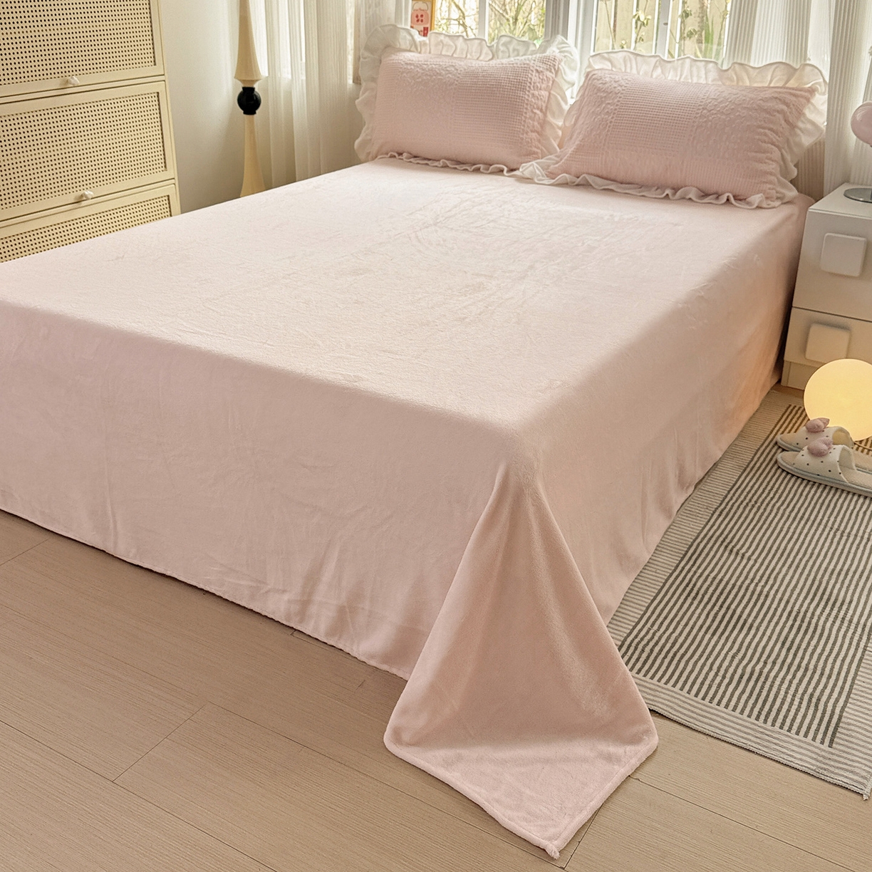 91家纺网 家纺一手货源 找家纺 耀悦家纺 2025新款A类全消光牛奶绒花边款四件套少女心三件套-浪漫法式 半亩花田-粉-花边款