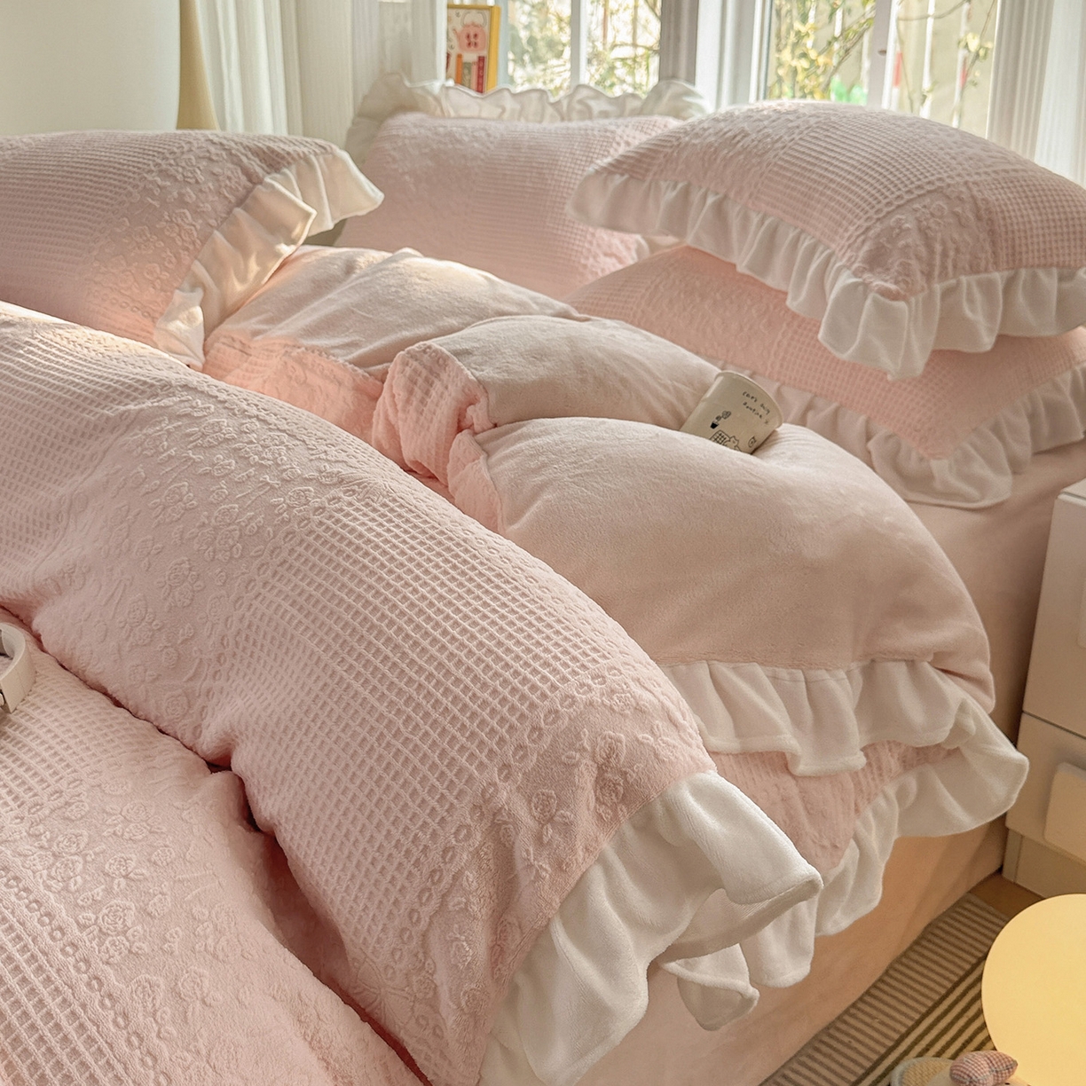 91家纺网 家纺一手货源 找家纺 耀悦家纺 2025新款A类全消光牛奶绒花边款四件套少女心三件套-浪漫法式 半亩花田-粉-花边款