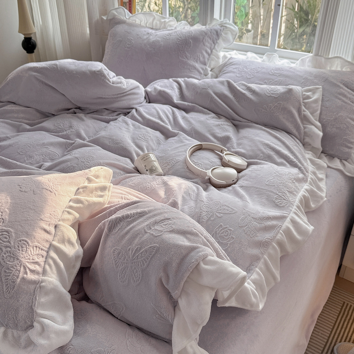 91家纺网 家纺一手货源 找家纺 耀悦家纺 2025新款A类全消光牛奶绒花边款四件套少女心三件套-浪漫法式 蝶恋花-紫-花边款