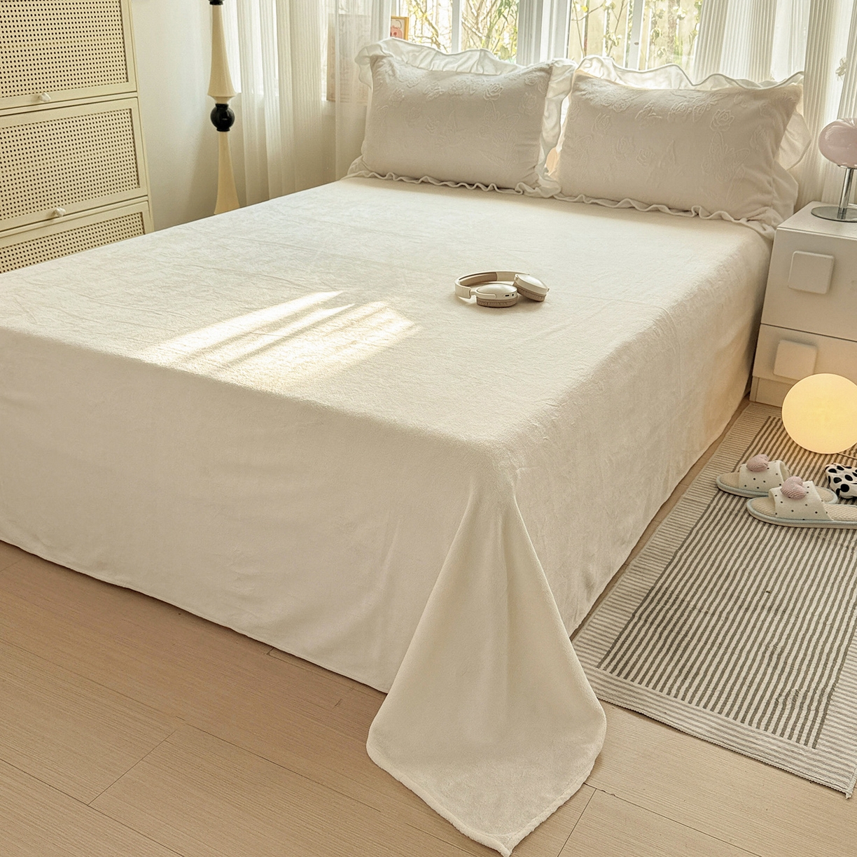 91家纺网 家纺一手货源 找家纺 耀悦家纺 2025新款A类全消光牛奶绒花边款四件套少女心三件套-浪漫法式 蝶恋花-米-花边款