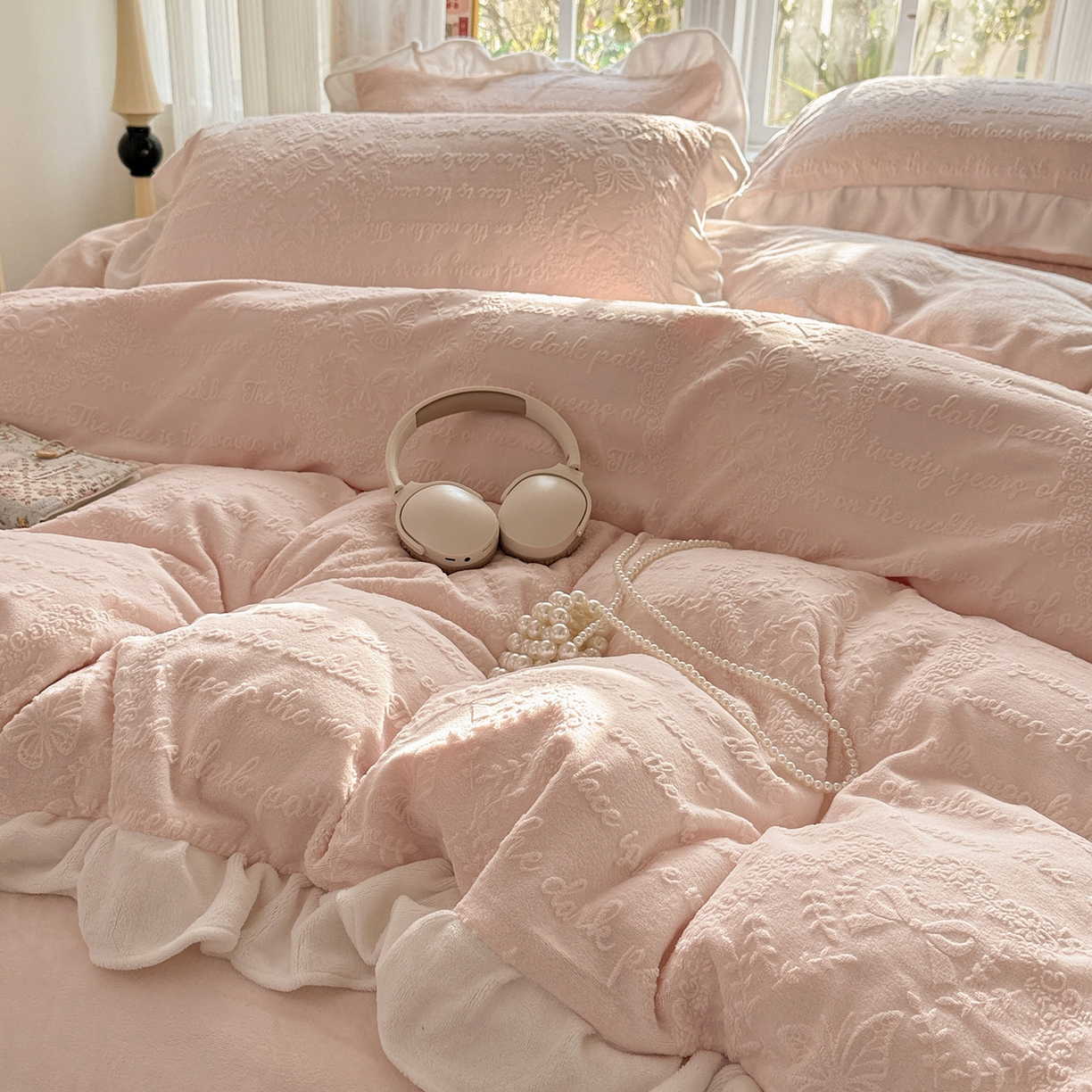 91家纺网 家纺一手货源 找家纺 耀悦家纺 2025新款A类全消光牛奶绒花边款四件套少女心三件套-浪漫法式 爱丽丝花园-粉-花边款