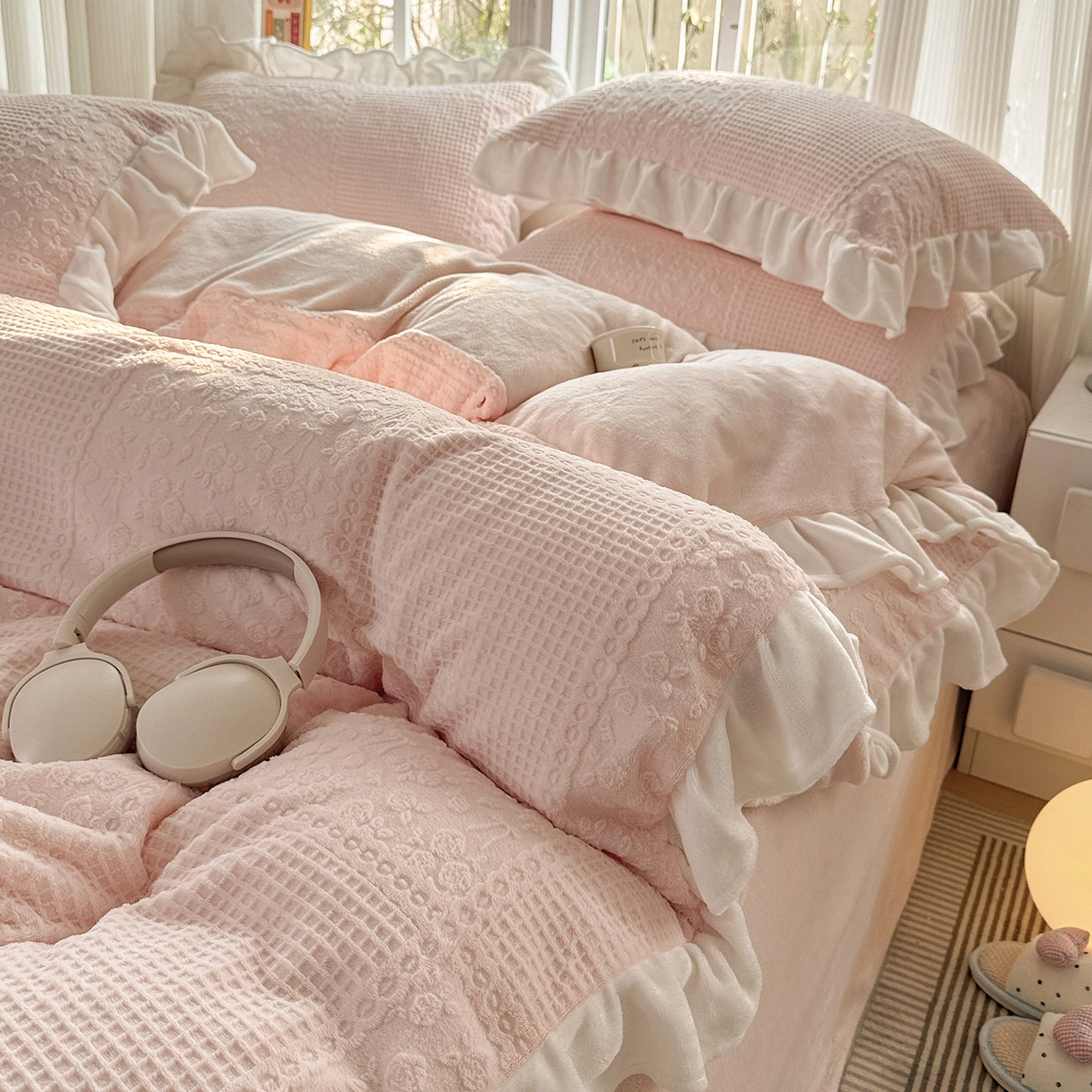 91家纺网 家纺一手货源 找家纺 耀悦家纺 2025新款A类全消光牛奶绒花边款四件套少女心三件套-浪漫法式 半亩花田-粉-花边款