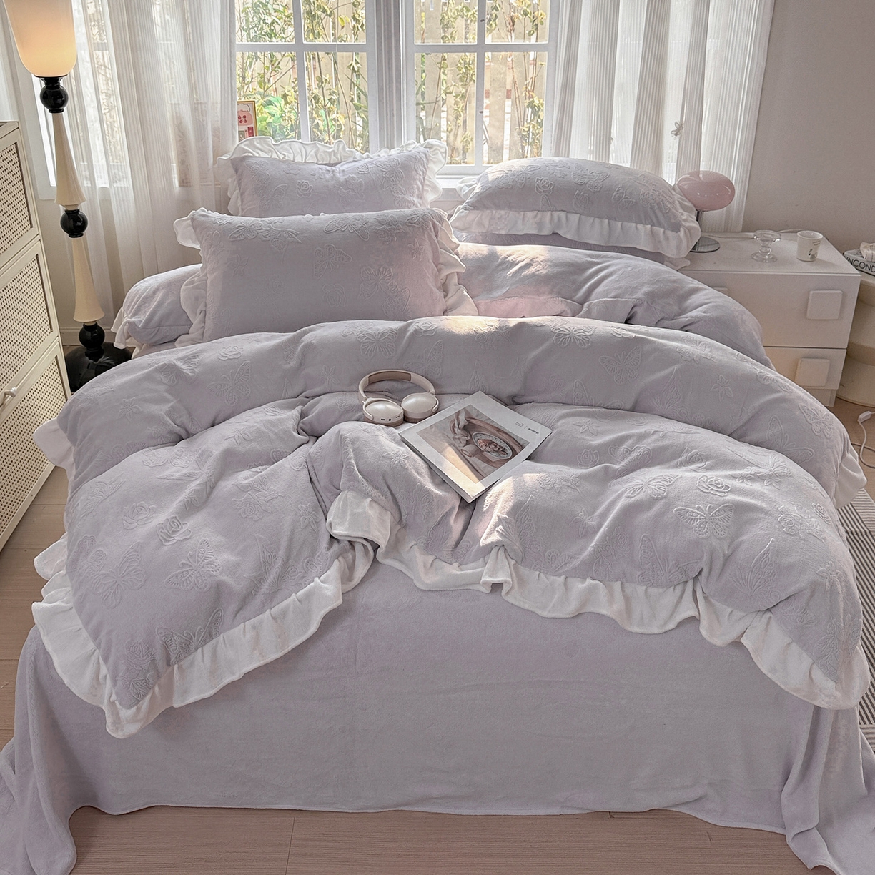 91家纺网 家纺一手货源 找家纺 耀悦家纺 2025新款A类全消光牛奶绒花边款四件套少女心三件套-浪漫法式 蝶恋花-紫-花边款