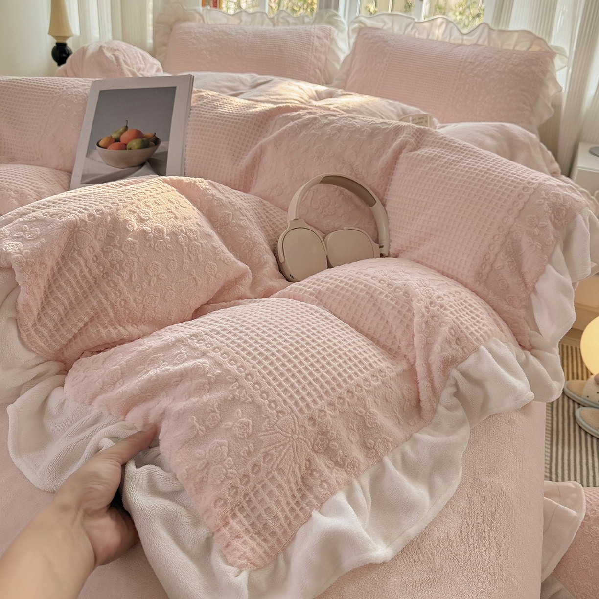 91家纺网 家纺一手货源 找家纺 耀悦家纺 2025新款A类全消光牛奶绒花边款四件套少女心三件套-浪漫法式 半亩花田-粉-花边款