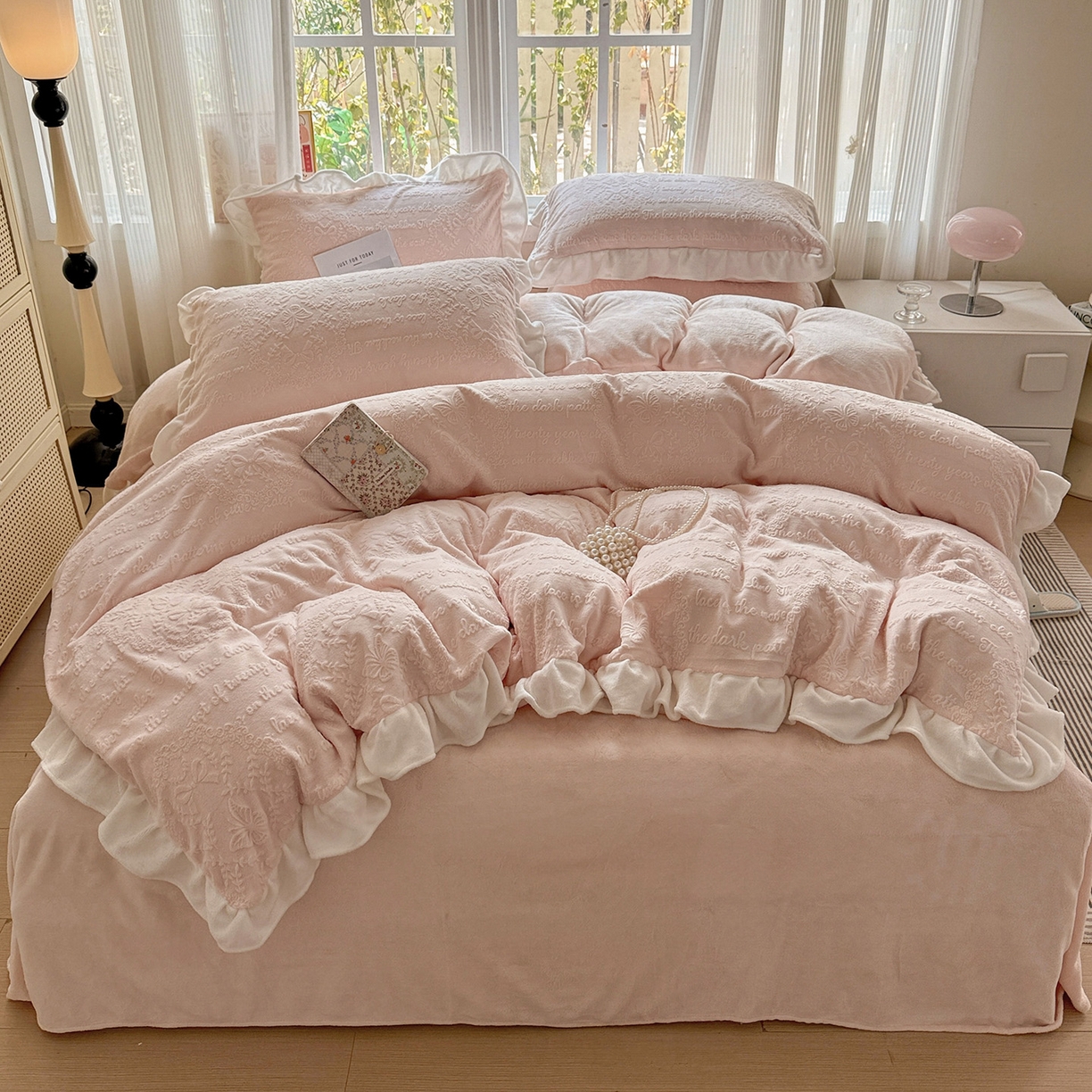 91家纺网 家纺一手货源 找家纺 耀悦家纺 2025新款A类全消光牛奶绒花边款四件套少女心三件套-浪漫法式 爱丽丝花园-粉-花边款