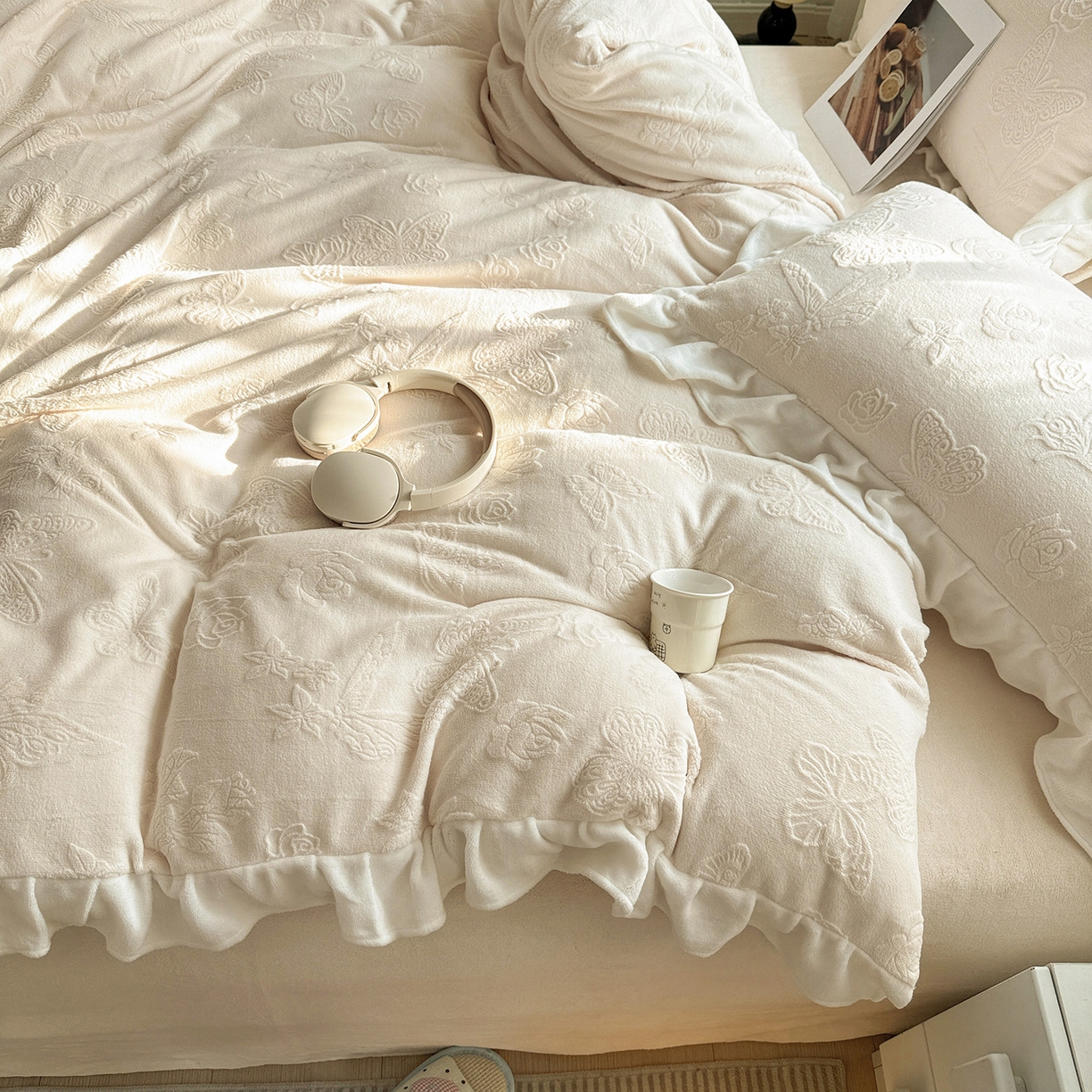 91家纺网 家纺一手货源 找家纺 耀悦家纺 2025新款A类全消光牛奶绒花边款四件套少女心三件套-浪漫法式 蝶恋花-米-花边款