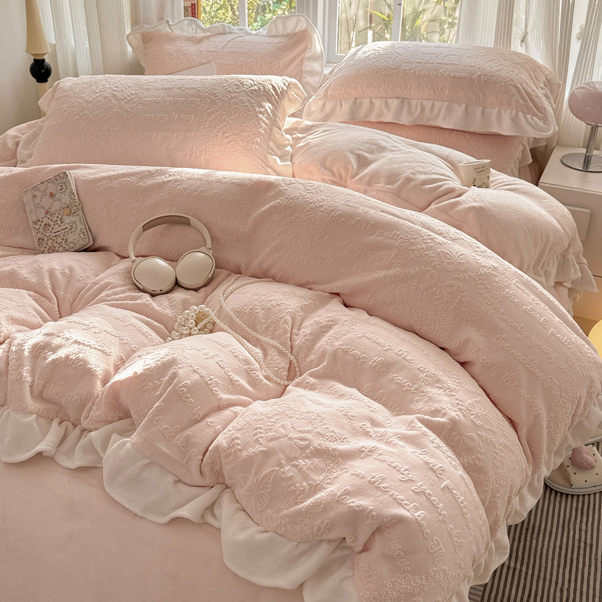 91家纺网 家纺一手货源 找家纺 耀悦家纺 2025新款A类全消光牛奶绒花边款四件套少女心三件套-浪漫法式 爱丽丝花园-粉-花边款