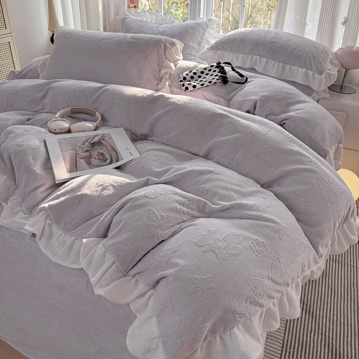 91家纺网 家纺一手货源 找家纺 耀悦家纺 2025新款A类全消光牛奶绒花边款四件套少女心三件套-浪漫法式 蝶恋花-紫-花边款