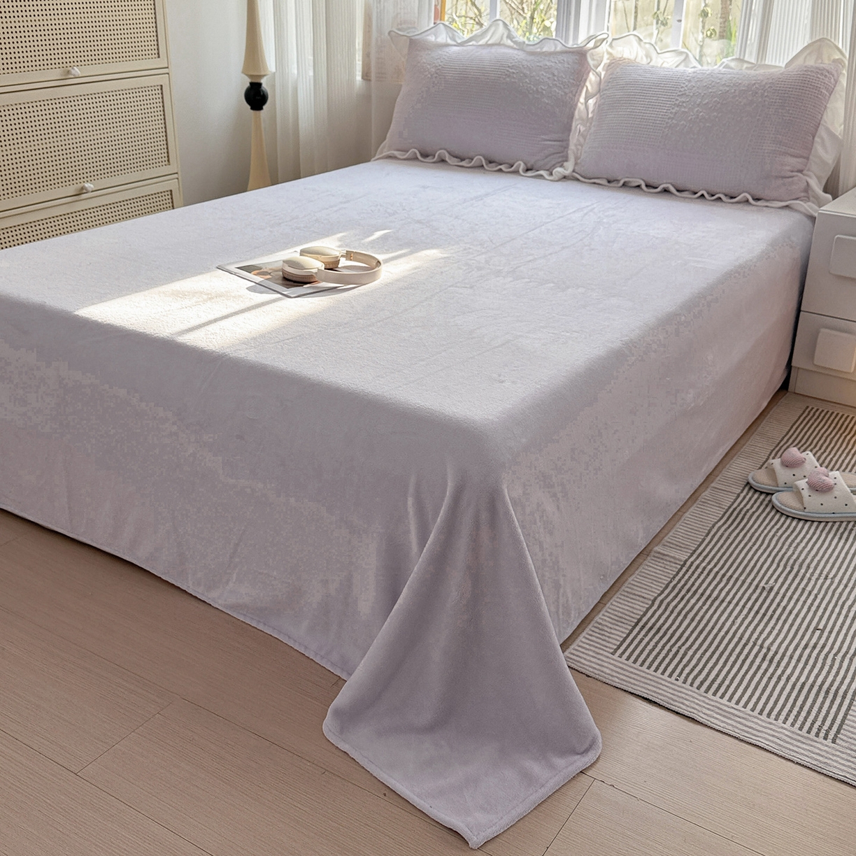 91家纺网 家纺一手货源 找家纺 耀悦家纺 2025新款A类全消光牛奶绒花边款四件套少女心三件套-浪漫法式 半亩花田-紫-花边款