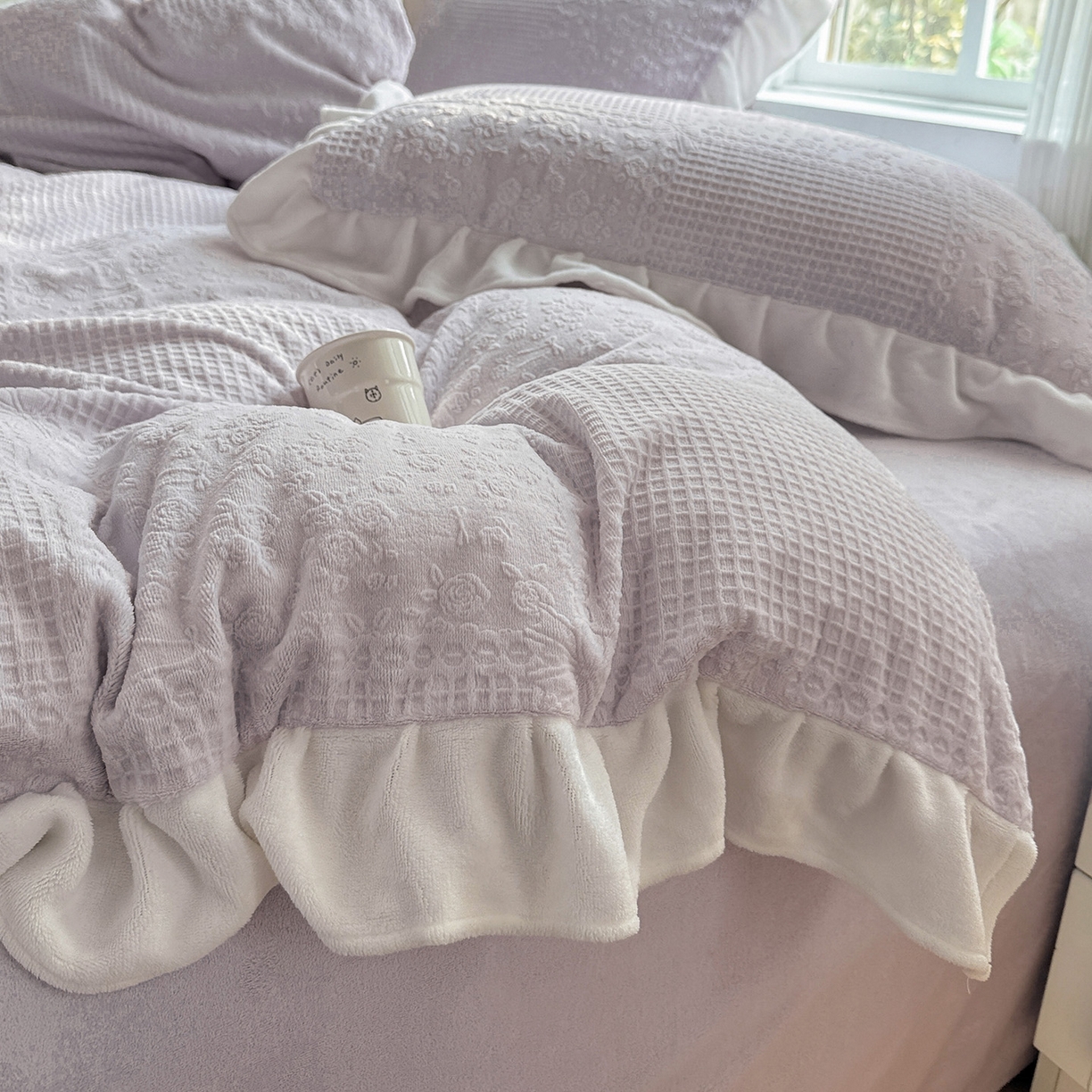 91家纺网 家纺一手货源 找家纺 耀悦家纺 2025新款A类全消光牛奶绒花边款四件套少女心三件套-浪漫法式 半亩花田-紫-花边款