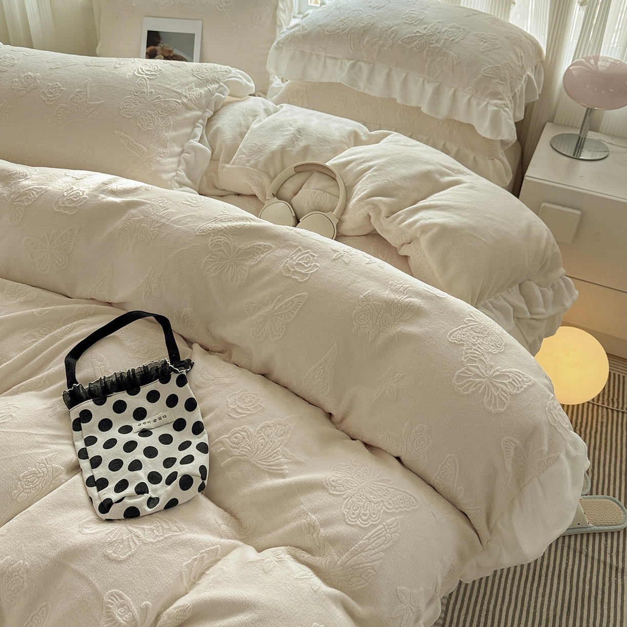 91家纺网 家纺一手货源 找家纺 耀悦家纺 2025新款A类全消光牛奶绒花边款四件套少女心三件套-浪漫法式 蝶恋花-米-花边款