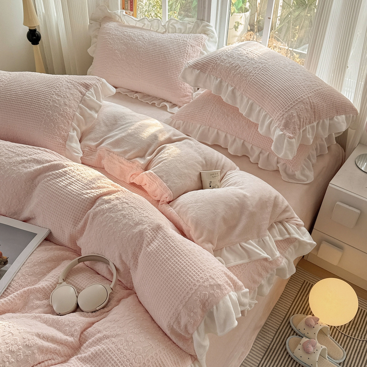 91家纺网 家纺一手货源 找家纺 耀悦家纺 2025新款A类全消光牛奶绒花边款四件套少女心三件套-浪漫法式 半亩花田-粉-花边款