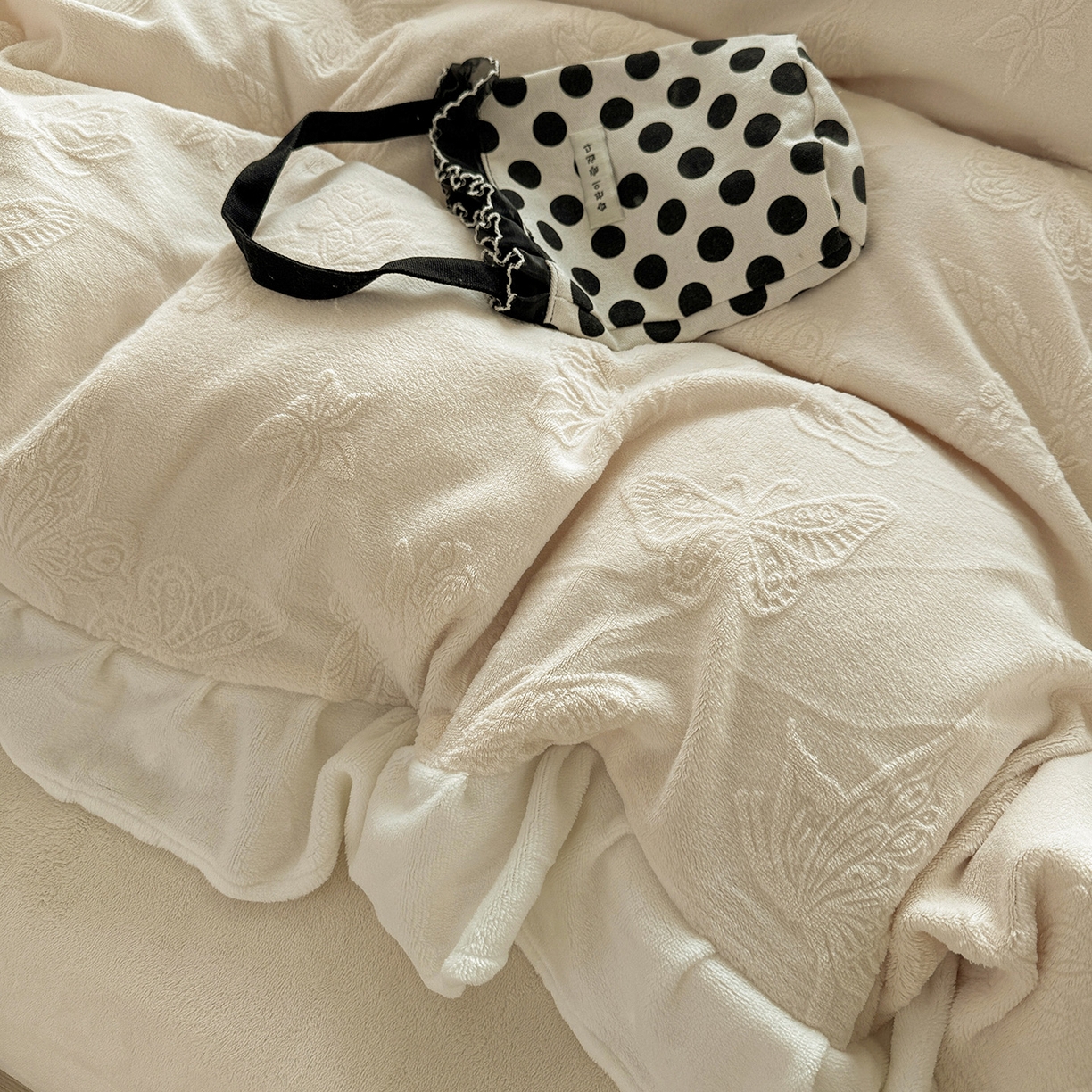 91家纺网 家纺一手货源 找家纺 耀悦家纺 2025新款A类全消光牛奶绒花边款四件套少女心三件套-浪漫法式 蝶恋花-米-花边款