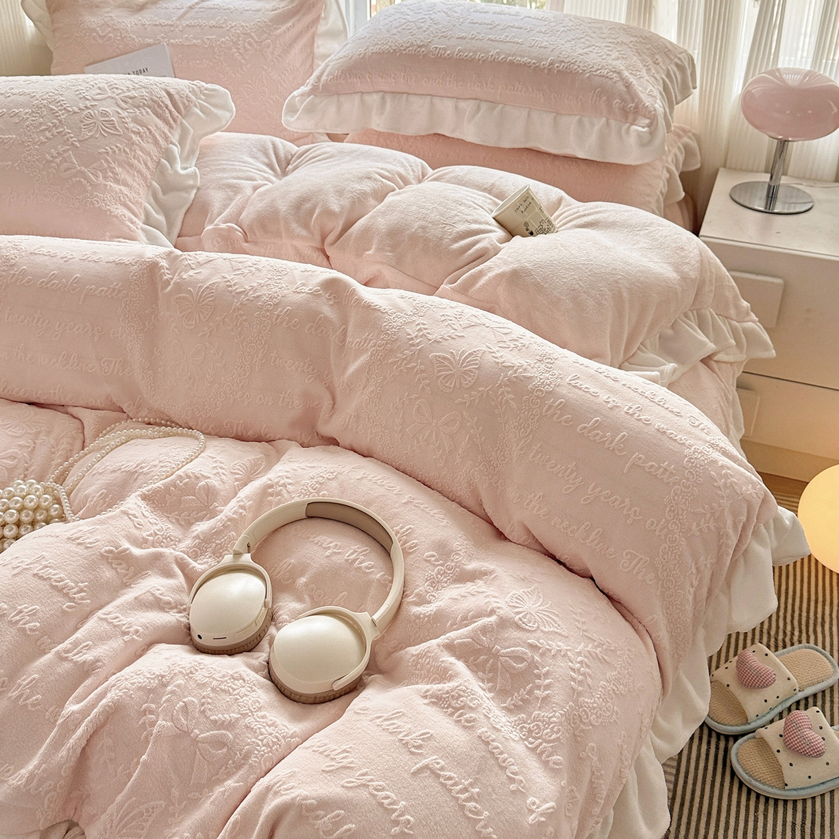 91家纺网 家纺一手货源 找家纺 耀悦家纺 2025新款A类全消光牛奶绒花边款四件套少女心三件套-浪漫法式 爱丽丝花园-粉-花边款
