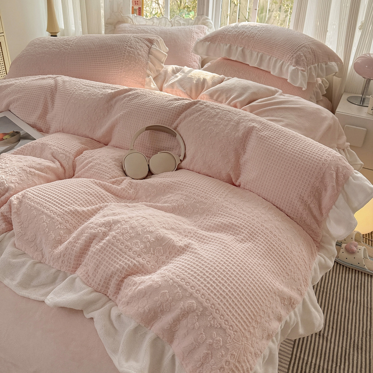 91家纺网 家纺一手货源 找家纺 耀悦家纺 2025新款A类全消光牛奶绒花边款四件套少女心三件套-浪漫法式 半亩花田-粉-花边款