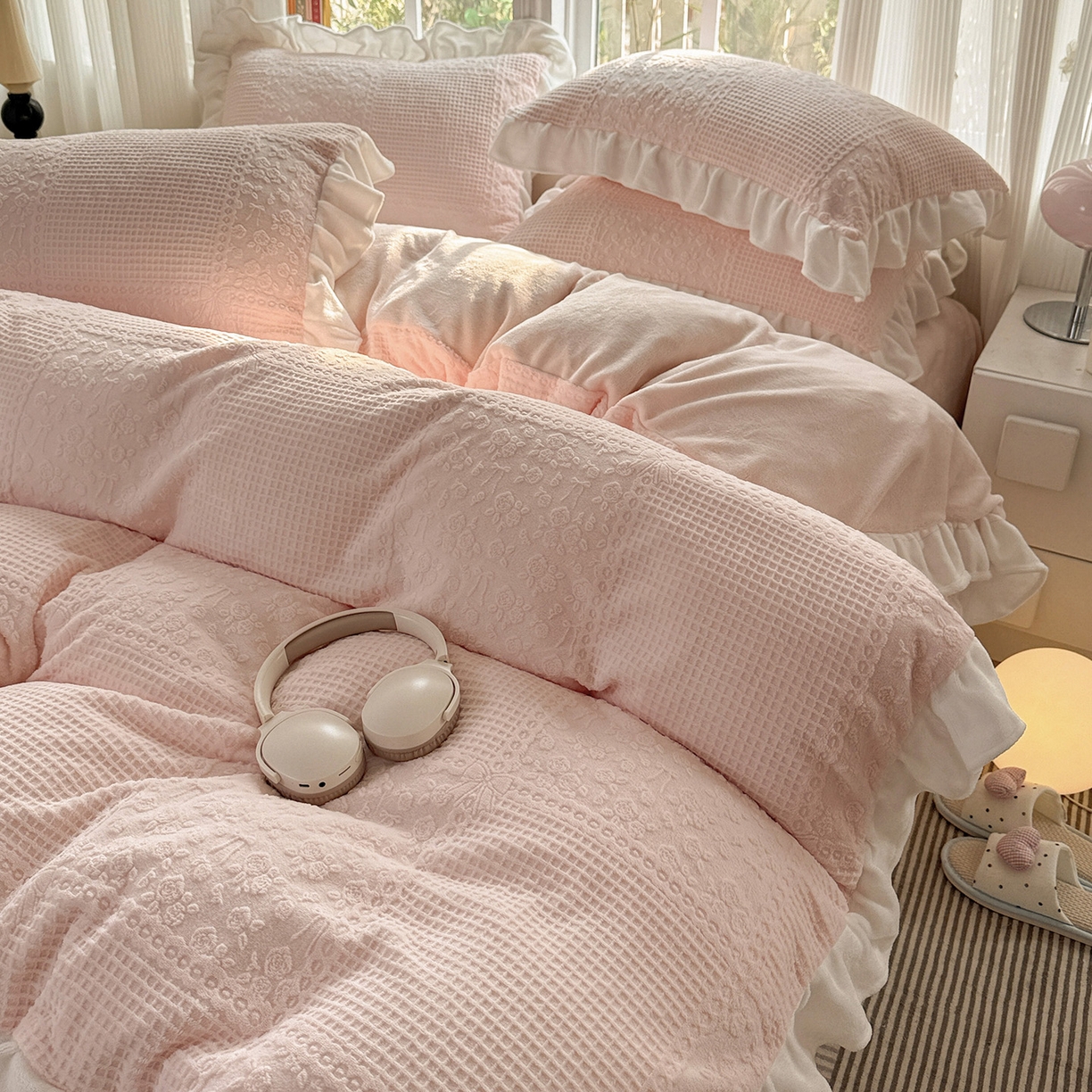 91家纺网 家纺一手货源 找家纺 耀悦家纺 2025新款A类全消光牛奶绒花边款四件套少女心三件套-浪漫法式 半亩花田-粉-花边款
