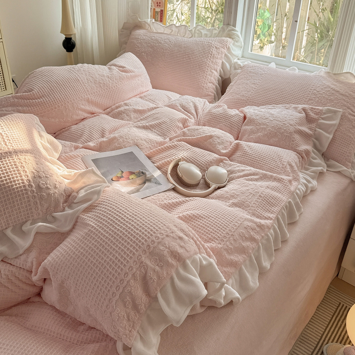 91家纺网 家纺一手货源 找家纺 耀悦家纺 2025新款A类全消光牛奶绒花边款四件套少女心三件套-浪漫法式 半亩花田-粉-花边款