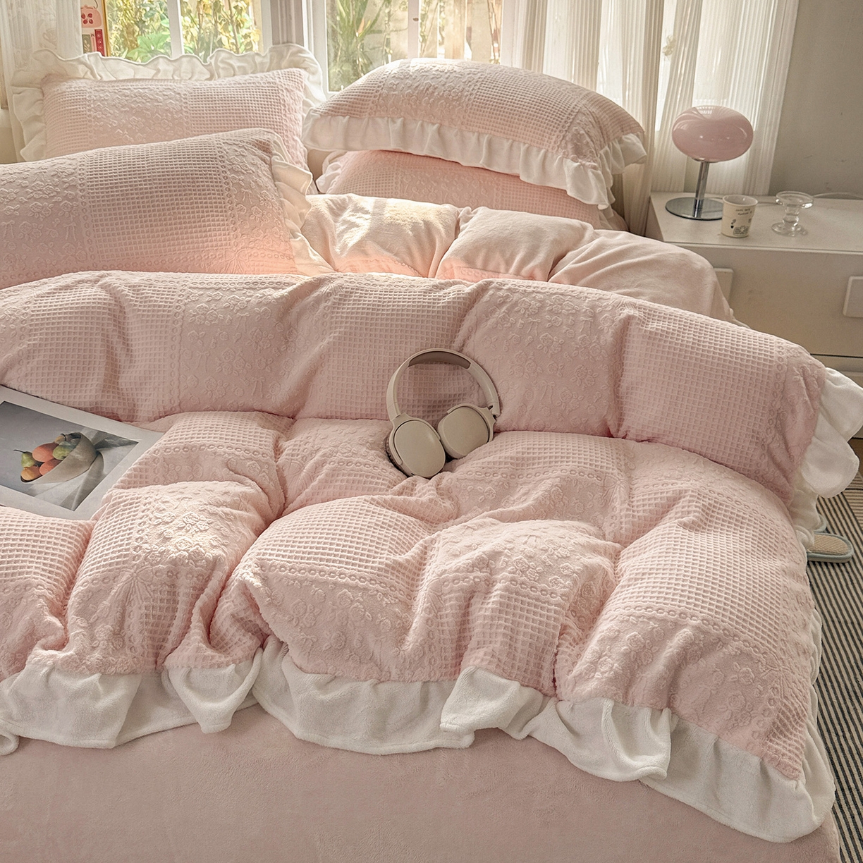 91家纺网 家纺一手货源 找家纺 耀悦家纺 2025新款A类全消光牛奶绒花边款四件套少女心三件套-浪漫法式 半亩花田-粉-花边款