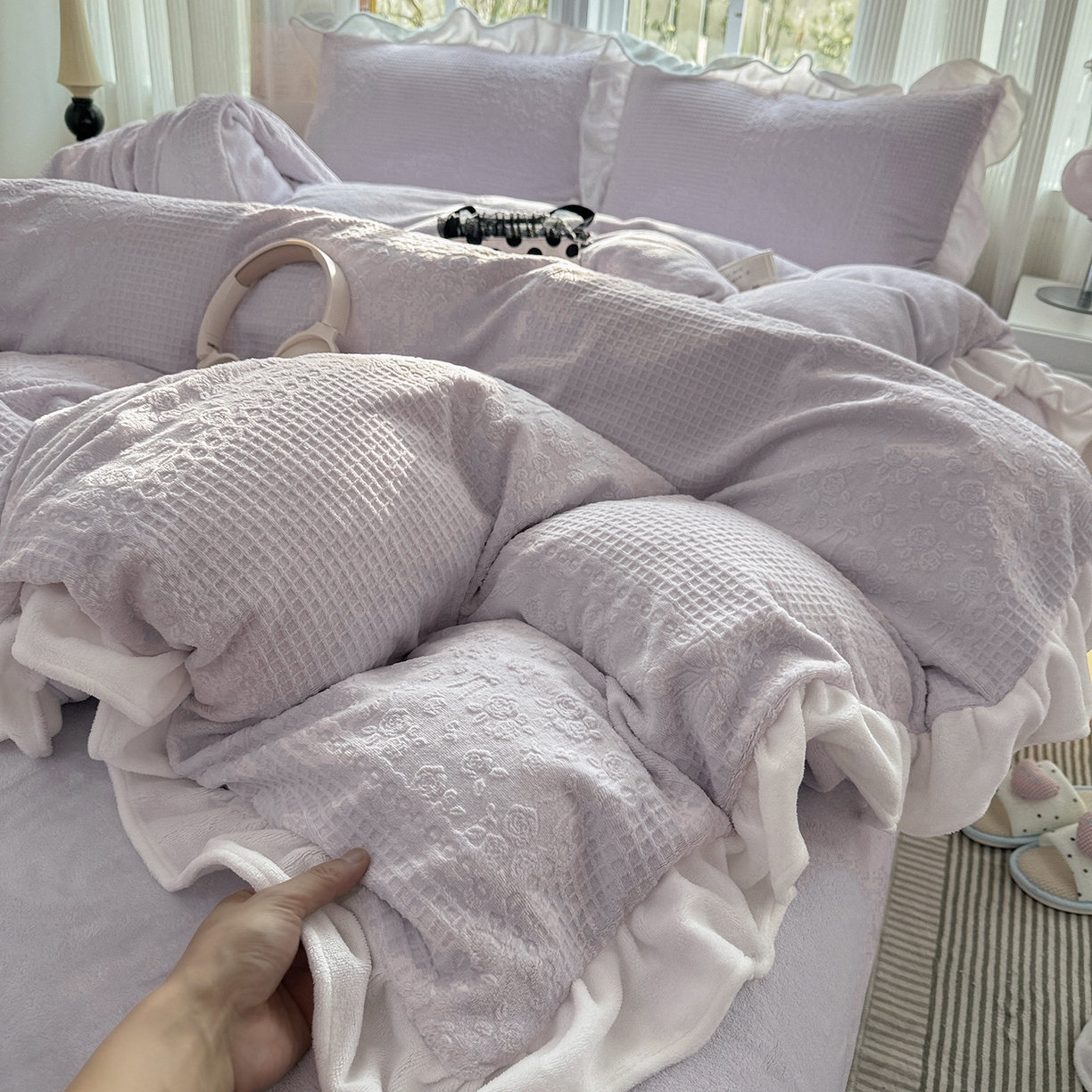 91家纺网 家纺一手货源 找家纺 耀悦家纺 2025新款A类全消光牛奶绒花边款四件套少女心三件套-浪漫法式 半亩花田-紫-花边款