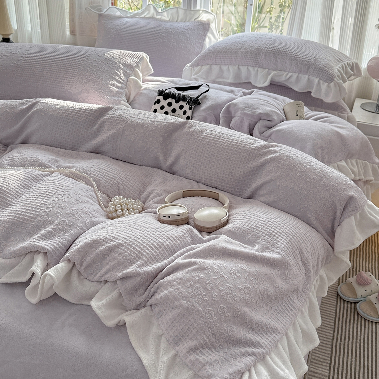 91家纺网 家纺一手货源 找家纺 耀悦家纺 2025新款A类全消光牛奶绒花边款四件套少女心三件套-浪漫法式 半亩花田-紫-花边款