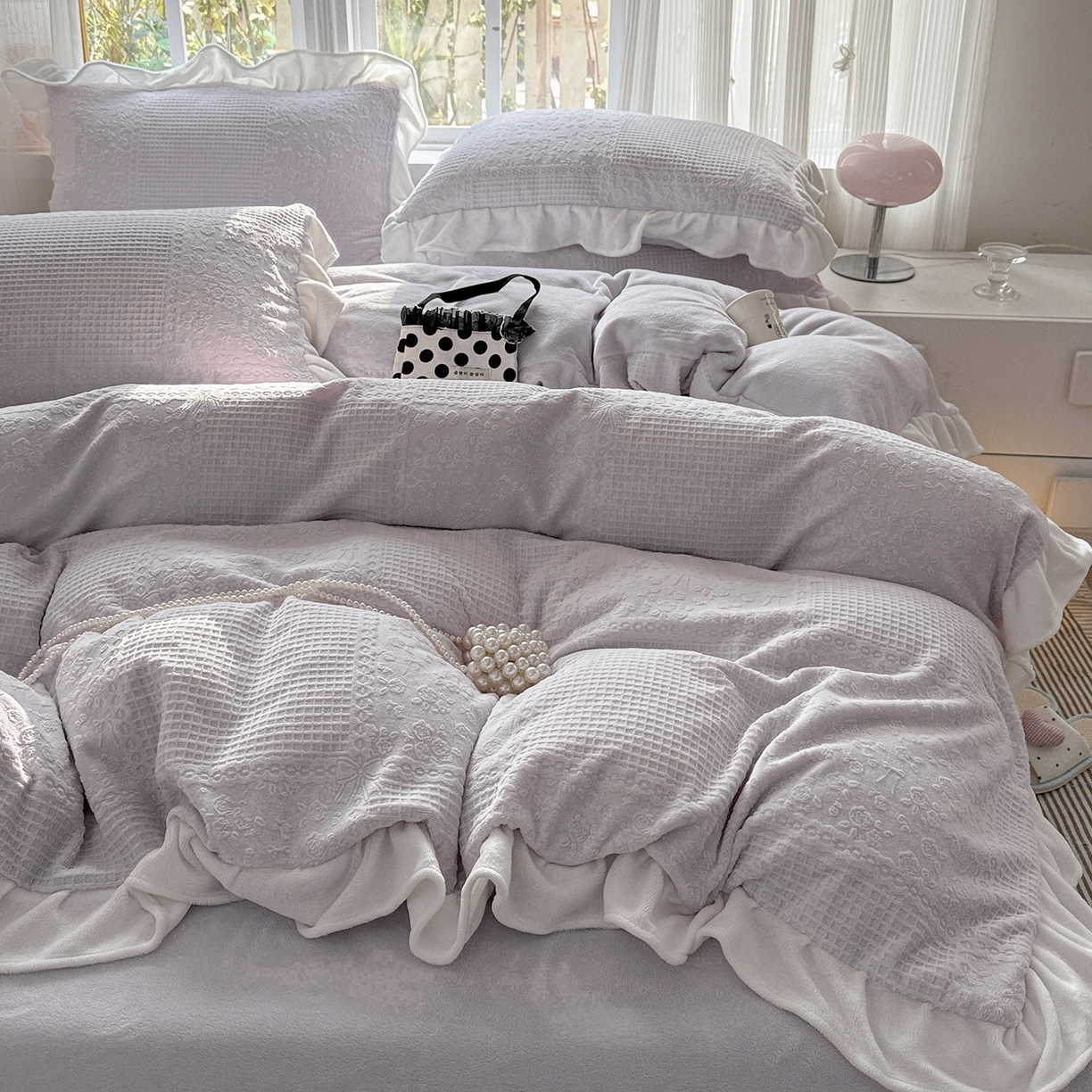 91家纺网 家纺一手货源 找家纺 耀悦家纺 2025新款A类全消光牛奶绒花边款四件套少女心三件套-浪漫法式 半亩花田-紫-花边款