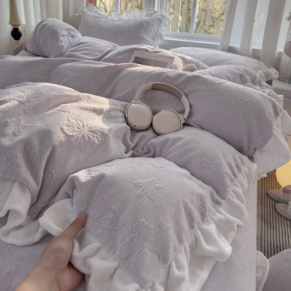 91家纺网 家纺一手货源 找家纺 耀悦家纺 2025新款A类全消光牛奶绒花边款四件套少女心三件套-浪漫法式 蝶恋花-紫-花边款