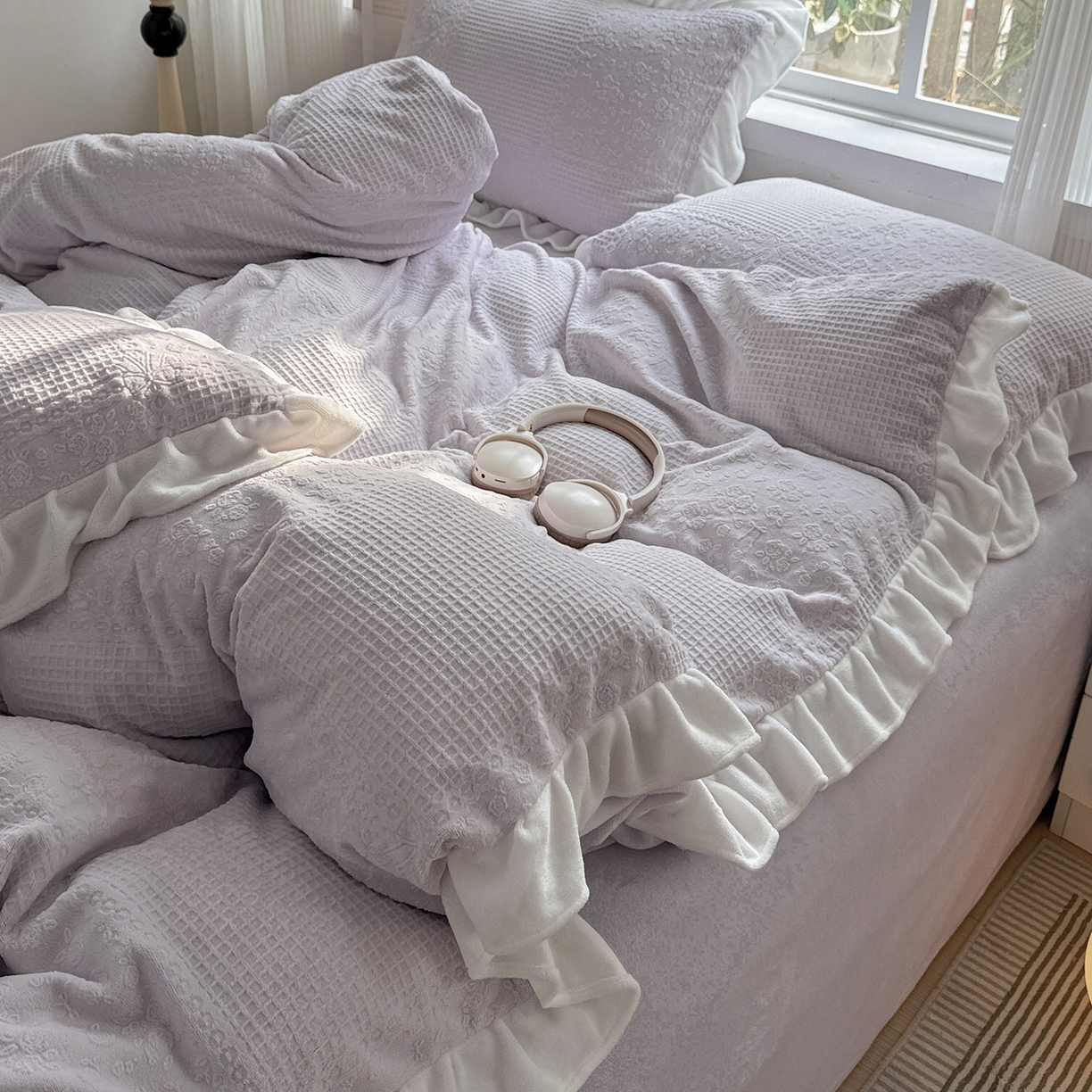 91家纺网 家纺一手货源 找家纺 耀悦家纺 2025新款A类全消光牛奶绒花边款四件套少女心三件套-浪漫法式 半亩花田-紫-花边款