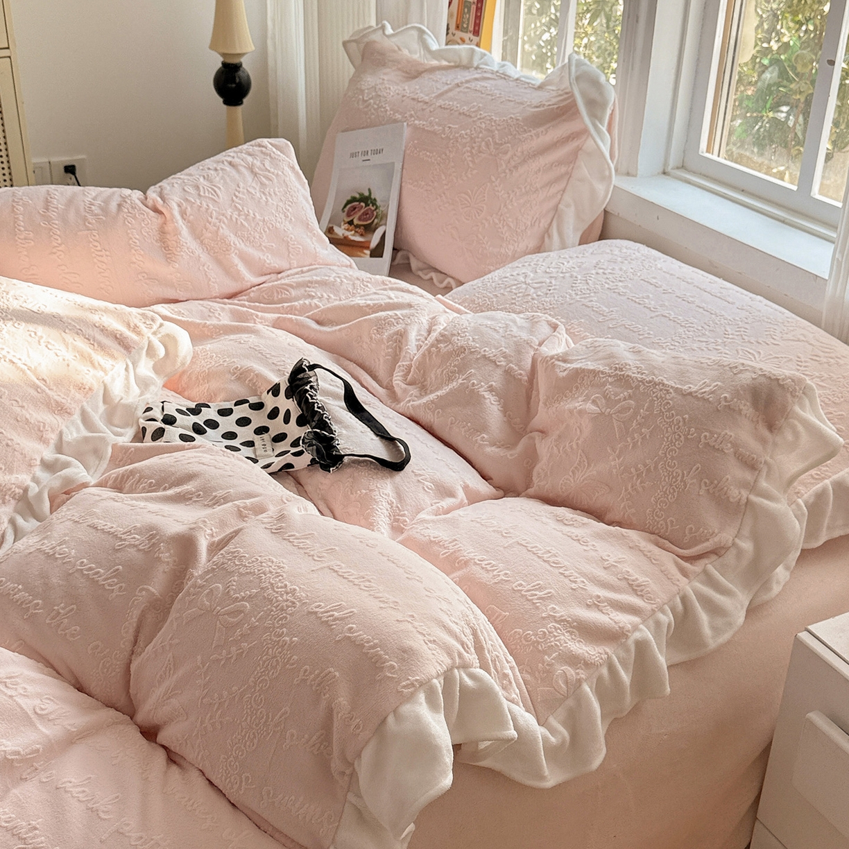 91家纺网 家纺一手货源 找家纺 耀悦家纺 2025新款A类全消光牛奶绒花边款四件套少女心三件套-浪漫法式 爱丽丝花园-粉-花边款