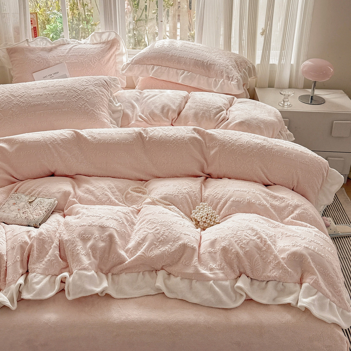 91家纺网 家纺一手货源 找家纺 耀悦家纺 2025新款A类全消光牛奶绒花边款四件套少女心三件套-浪漫法式 爱丽丝花园-粉-花边款