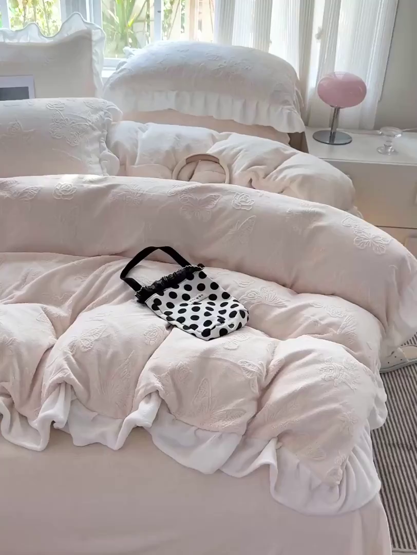 91家纺网 家纺一手货源 找家纺 耀悦家纺 2025新款A类全消光牛奶绒花边款四件套少女心三件套-浪漫法式 蝶恋花-米-花边款