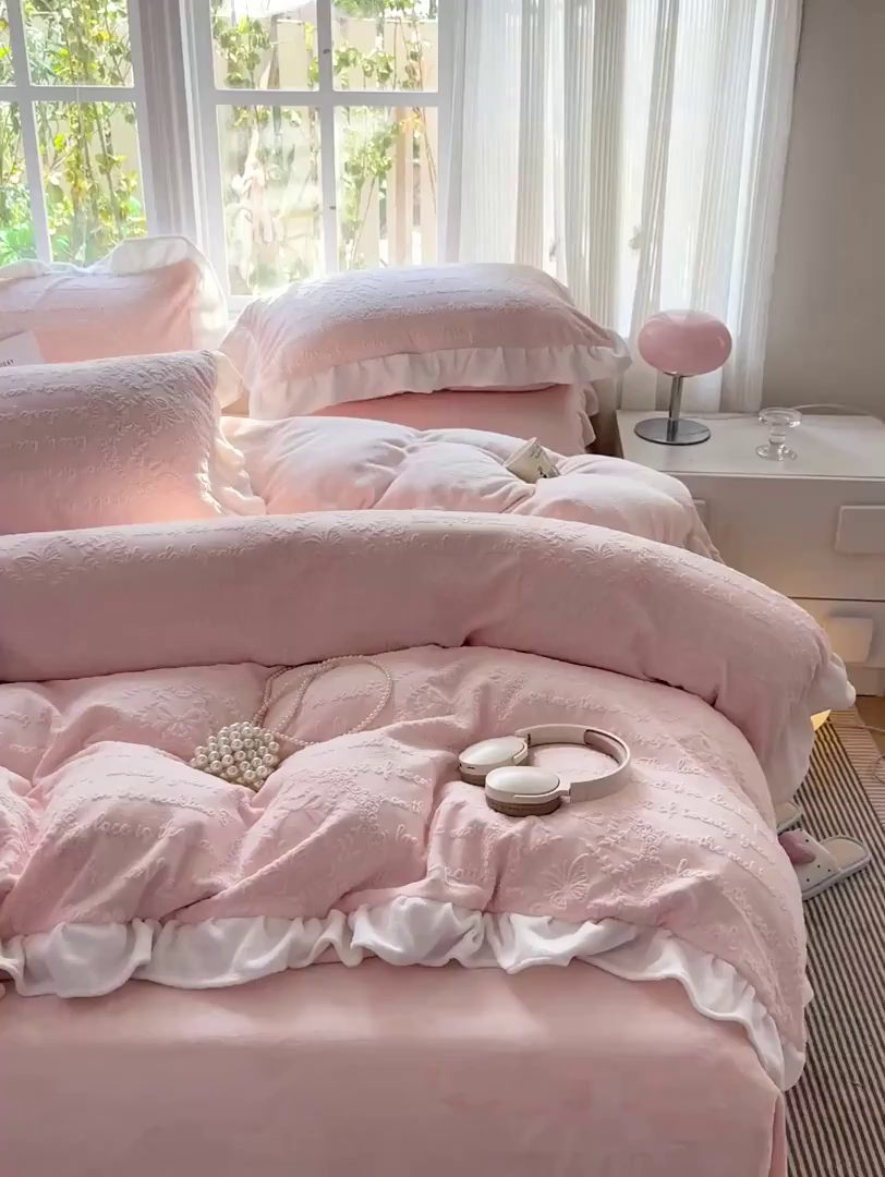 91家纺网 家纺一手货源 找家纺 耀悦家纺 2025新款A类全消光牛奶绒花边款四件套少女心三件套-浪漫法式 半亩花田-粉-花边款
