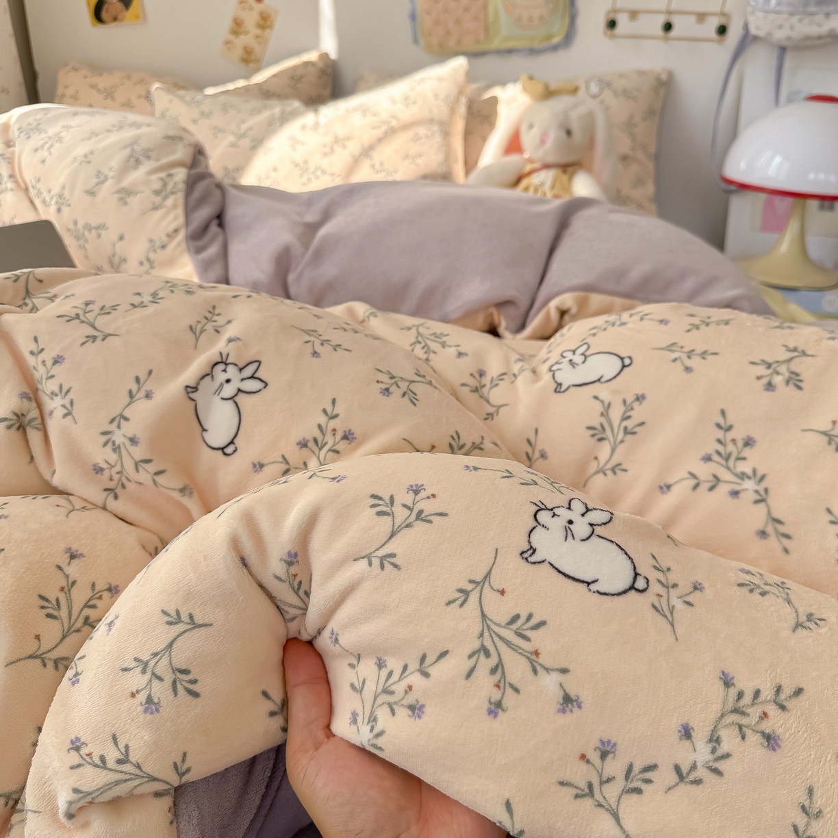 91家纺网 家纺一手货源 找家纺 韩巢家纺 2025新款双面高克重牛奶绒被套单件被罩 枝枝兔