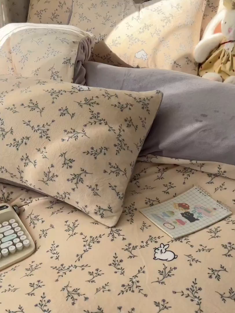 91家纺网 家纺一手货源 找家纺 韩巢家纺 2025新款双面高克重牛奶绒被套单件被罩 枝枝兔