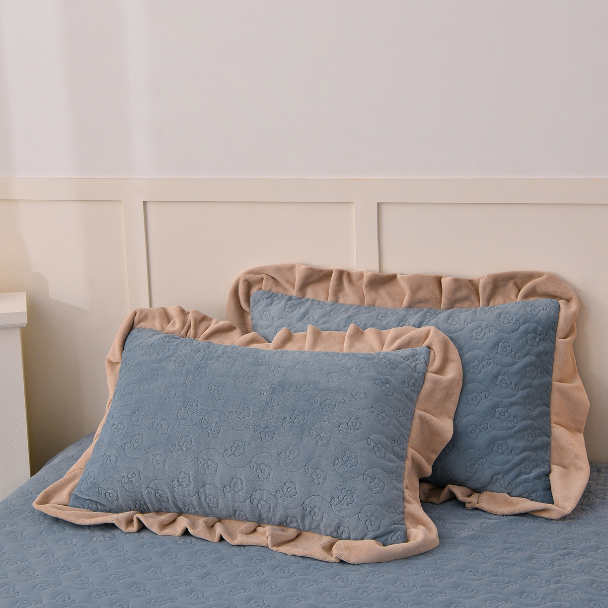 91家纺网 家纺一手货源 找家纺 湘雪家居  2025新款高克重纯色刺绣牛奶绒床盖款钟爱系列四件套-提供买家秀 钟爱款-槟利兰