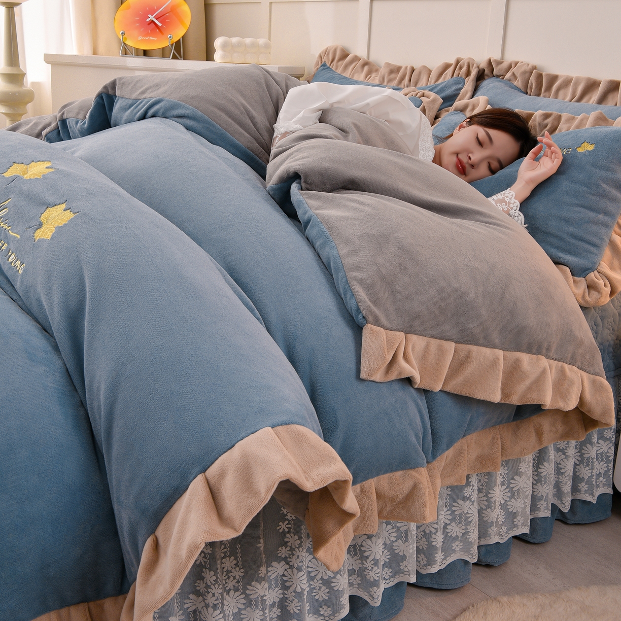 91家纺网 家纺一手货源 找家纺 湘雪家居  2025新款高克重纯色刺绣牛奶绒床盖款钟爱系列四件套-提供买家秀 钟爱款-槟利兰