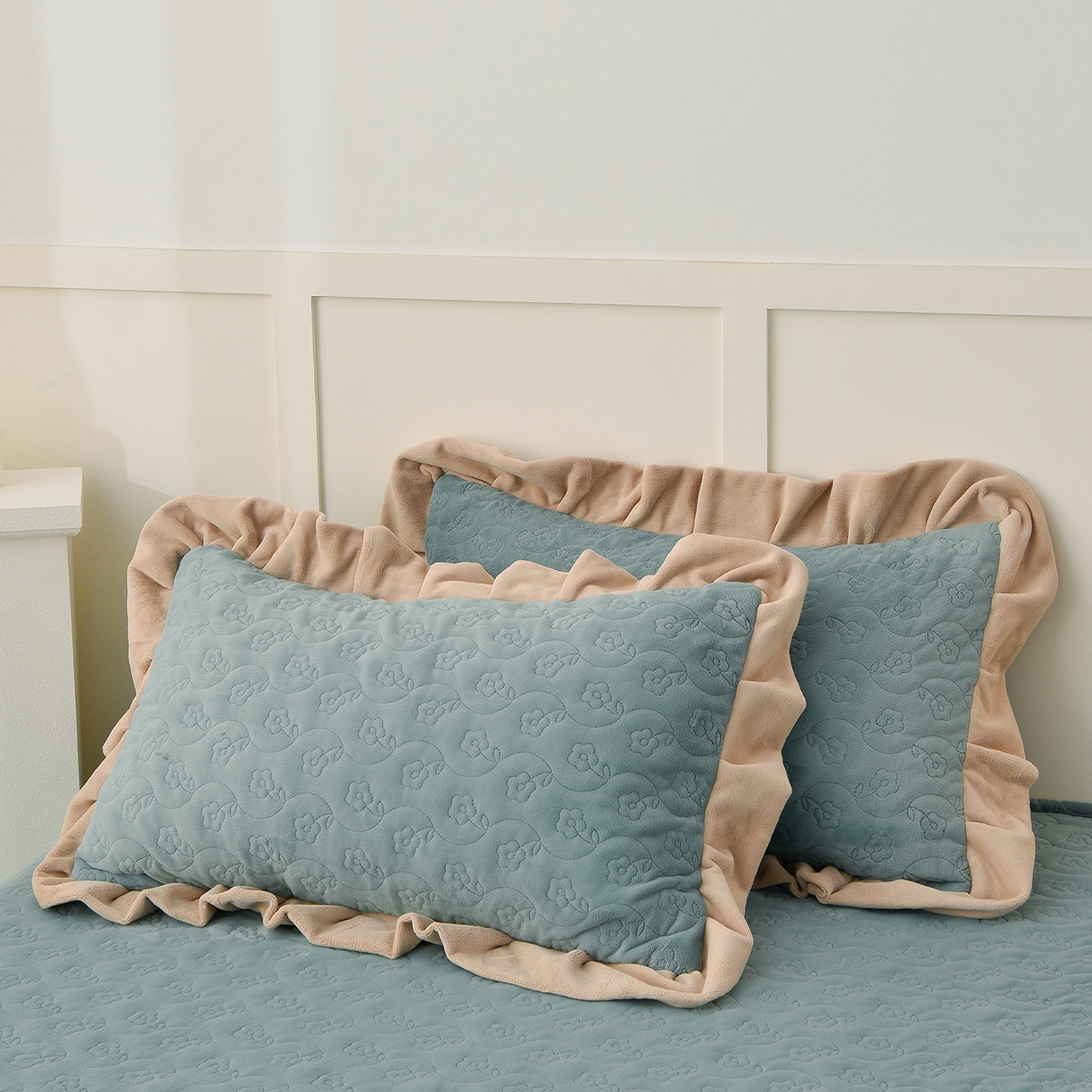 91家纺网 家纺一手货源 找家纺 湘雪家居  2025新款高克重纯色刺绣牛奶绒床盖款钟爱系列四件套-提供买家秀 钟爱款-草绿色