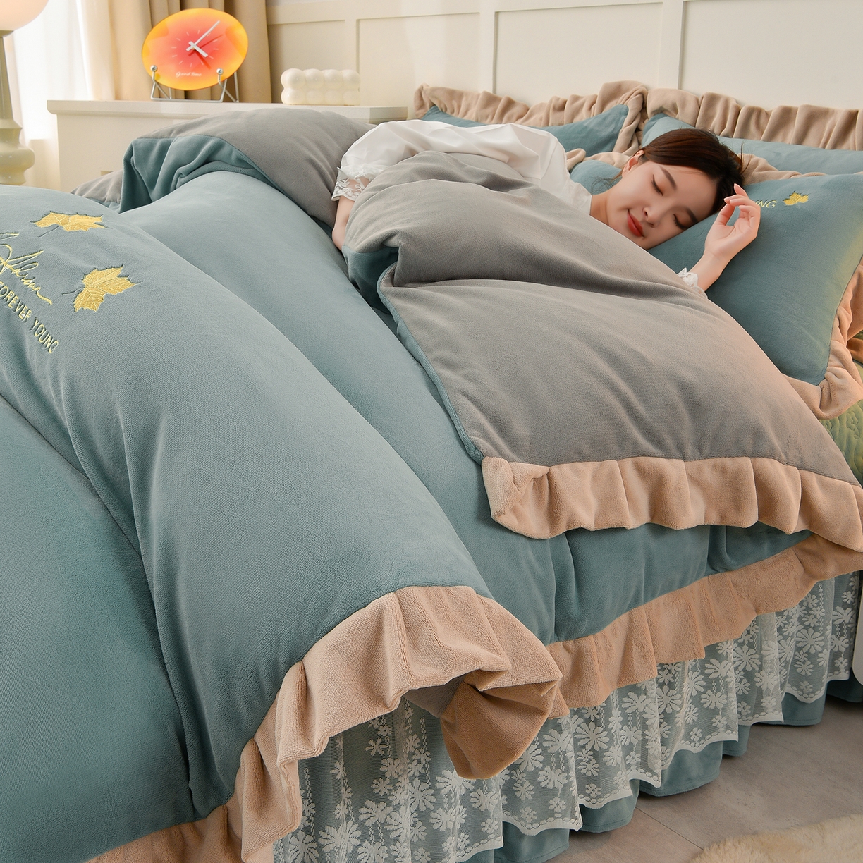 91家纺网 家纺一手货源 找家纺 湘雪家居  2025新款高克重纯色刺绣牛奶绒床盖款钟爱系列四件套-提供买家秀 钟爱款-草绿色