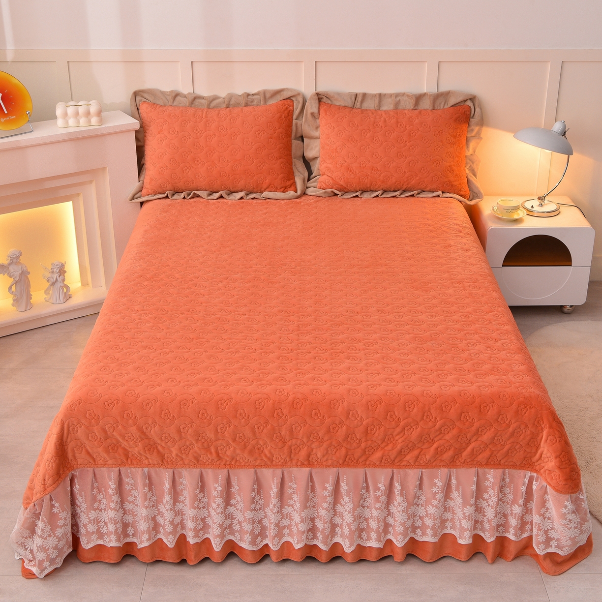 91家纺网 家纺一手货源 找家纺 湘雪家居  2025新款高克重纯色刺绣牛奶绒床盖款钟爱系列四件套-提供买家秀 钟爱款-橙橘色