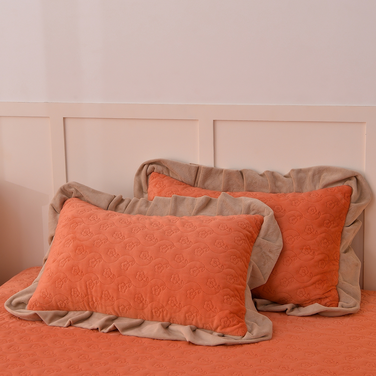 91家纺网 家纺一手货源 找家纺 湘雪家居  2025新款高克重纯色刺绣牛奶绒床盖款钟爱系列四件套-提供买家秀 钟爱款-橙橘色