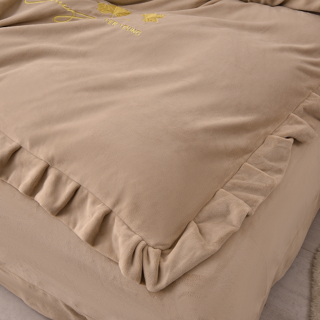 91家纺网 家纺一手货源 找家纺 湘雪家居  2025新款高克重纯色刺绣牛奶绒床盖款钟爱系列四件套-提供买家秀 钟爱款-卡其色