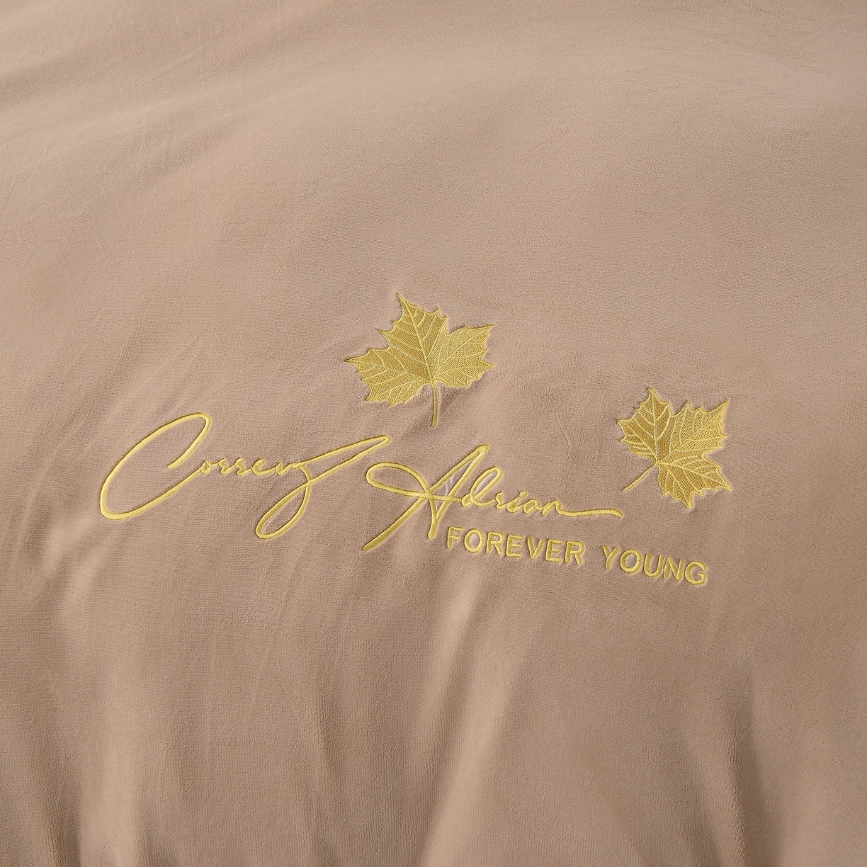 91家纺网 家纺一手货源 找家纺 湘雪家居  2025新款高克重纯色刺绣牛奶绒床盖款钟爱系列四件套-提供买家秀 钟爱款-卡其色