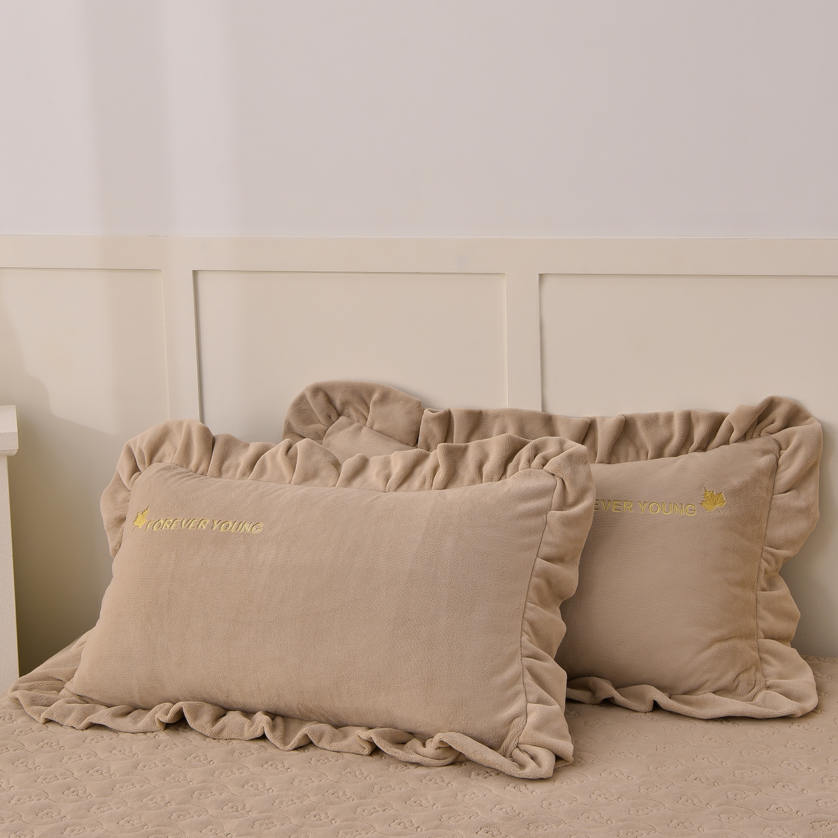 91家纺网 家纺一手货源 找家纺 湘雪家居  2025新款高克重纯色刺绣牛奶绒床盖款钟爱系列四件套-提供买家秀 钟爱款-卡其色