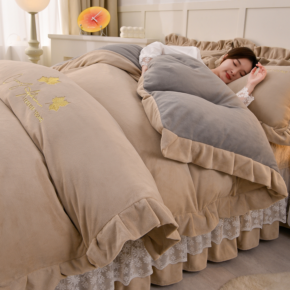 91家纺网 家纺一手货源 找家纺 湘雪家居  2025新款高克重纯色刺绣牛奶绒床盖款钟爱系列四件套-提供买家秀 钟爱款-卡其色