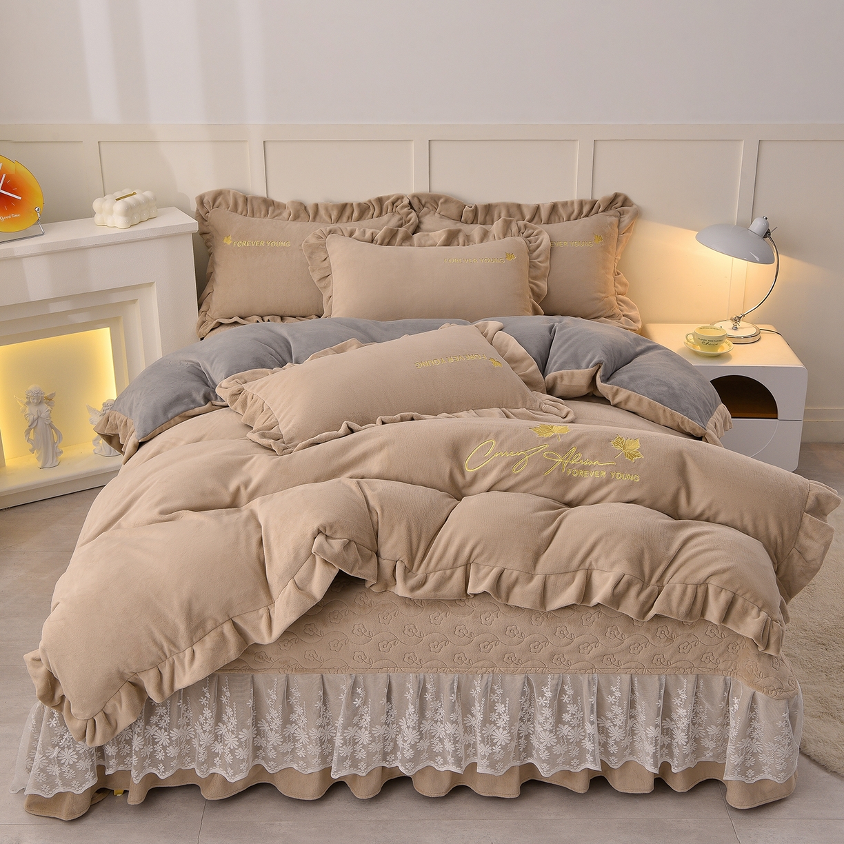 91家纺网 家纺一手货源 找家纺 湘雪家居  2025新款高克重纯色刺绣牛奶绒床盖款钟爱系列四件套-提供买家秀 钟爱款-卡其色