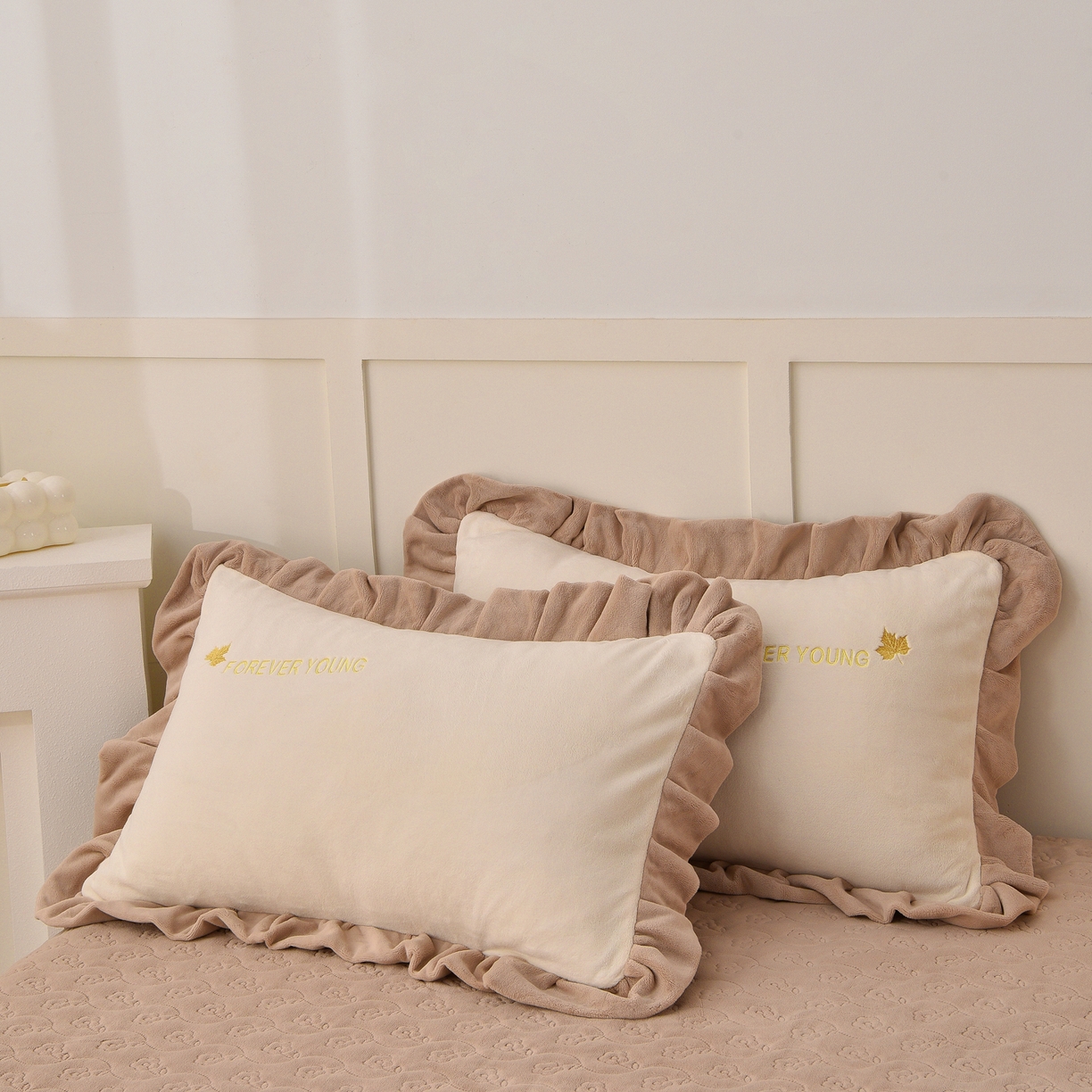 91家纺网 家纺一手货源 找家纺 湘雪家居  2025新款高克重纯色刺绣牛奶绒床盖款钟爱系列四件套-提供买家秀 钟爱款-奶白色