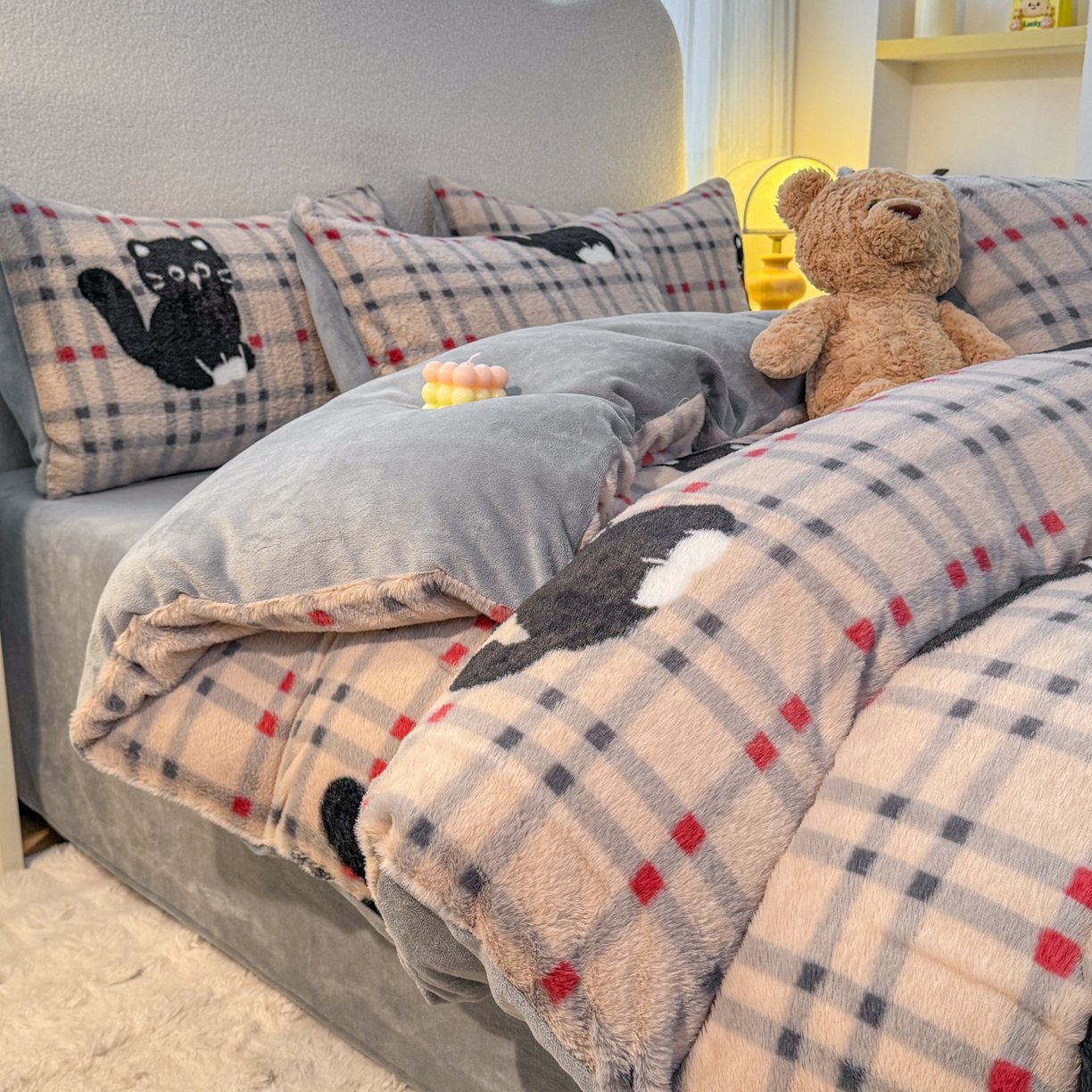 91家纺网 家纺一手货源 找家纺 KA家纺 2025新款冬高克重兔毛牛奶绒四件套 英伦小猫