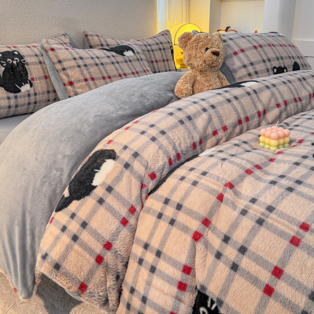 91家纺网 家纺一手货源 找家纺 KA家纺 2025新款冬高克重兔毛牛奶绒四件套 英伦小猫