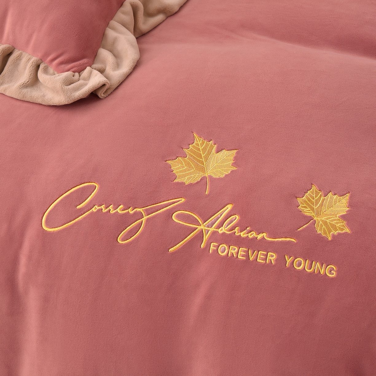 91家纺网 家纺一手货源 找家纺 湘雪家居  2025新款高克重纯色刺绣牛奶绒床盖款钟爱系列四件套-提供买家秀 钟爱款-浅豆沙