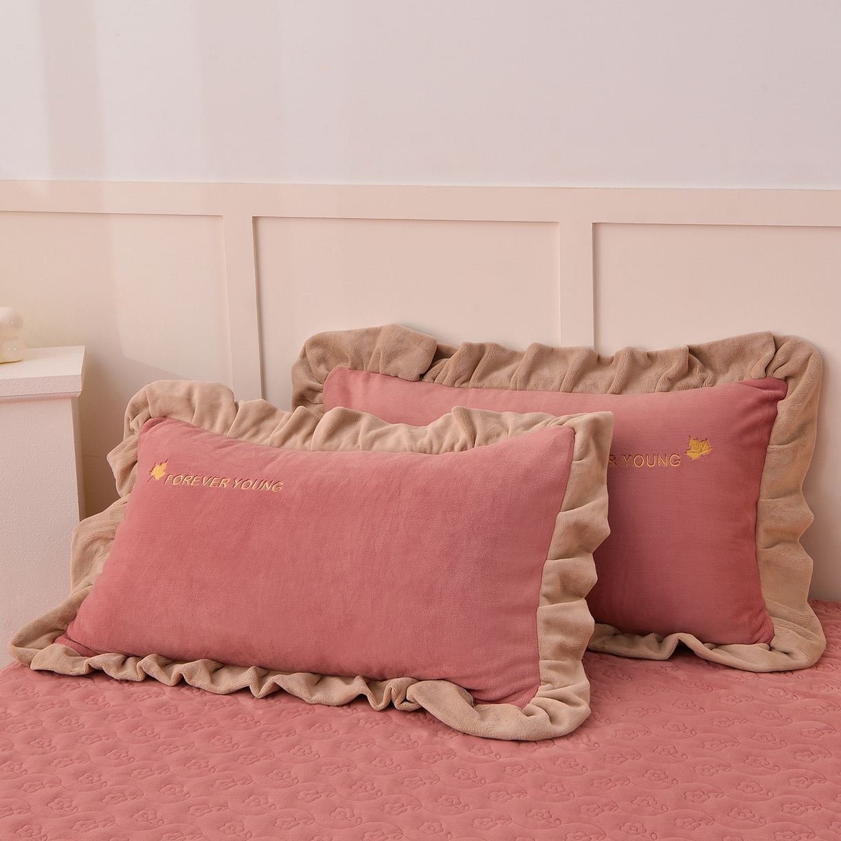 91家纺网 家纺一手货源 找家纺 湘雪家居  2025新款高克重纯色刺绣牛奶绒床盖款钟爱系列四件套-提供买家秀 钟爱款-浅豆沙