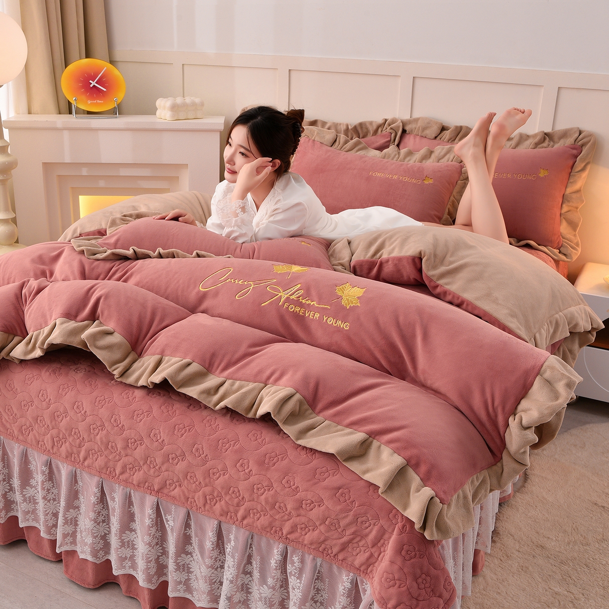 91家纺网 家纺一手货源 找家纺 湘雪家居  2025新款高克重纯色刺绣牛奶绒床盖款钟爱系列四件套-提供买家秀 钟爱款-浅豆沙